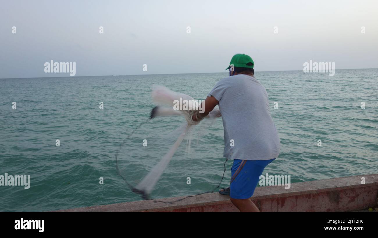 Jeter le filet dans la mer. Pêcheur à Sisal Yucatan Banque D'Images