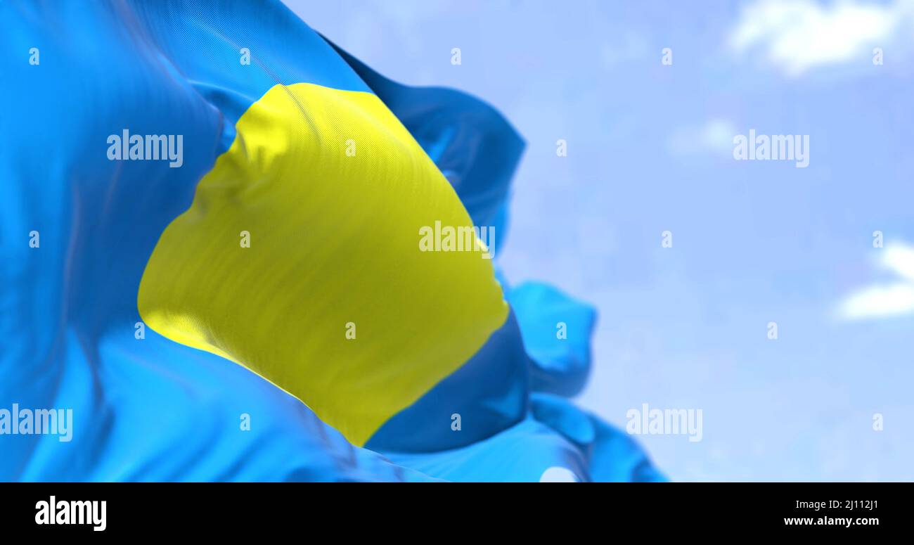 Détail du drapeau national des Palaos qui agite dans le vent par temps clair. Palau est un pays insulaire dans le Pacifique occidental. Mise au point sélective. Banque D'Images