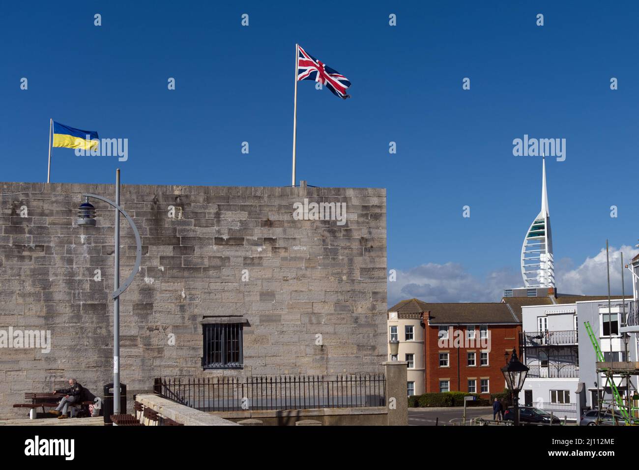 Le drapeau national de l'Ukraine et le drapeau de l'Union Jack volant fièrement ensemble à Portsmouth sur la tour carrée. Banque D'Images