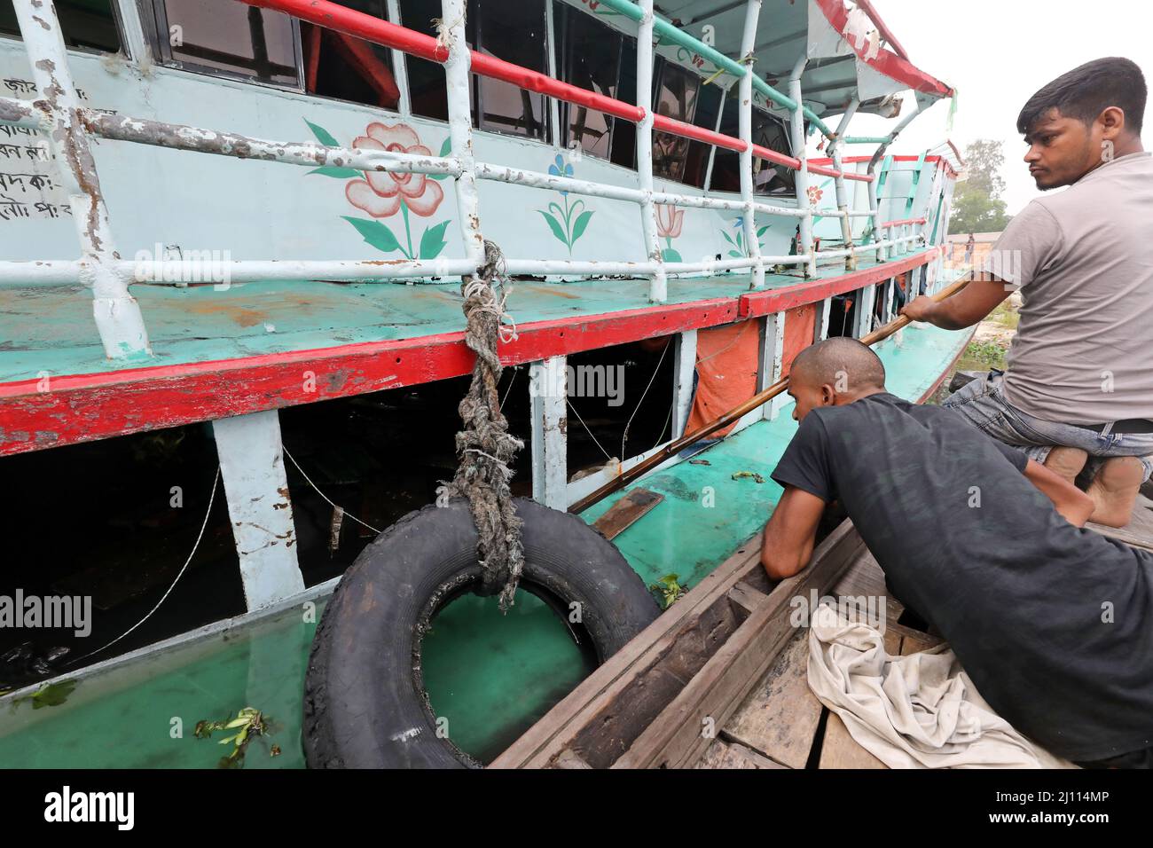 DHAKA,BANGLADESH,MARS: Les gens sur un bateau à bord du ferry secouru à la suite d'un accident dans la rivière Shitalakshya à Narayanganj le 21 mars 2022. - À Banque D'Images