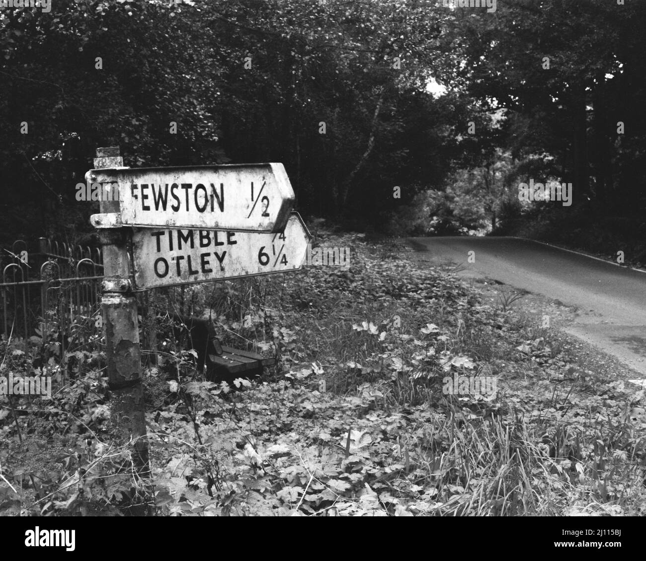 Photo en noir et blanc d'un panneau de signalisation portant les noms de rue « FEWSTON » et « TIMBLE OTLEY » Banque D'Images