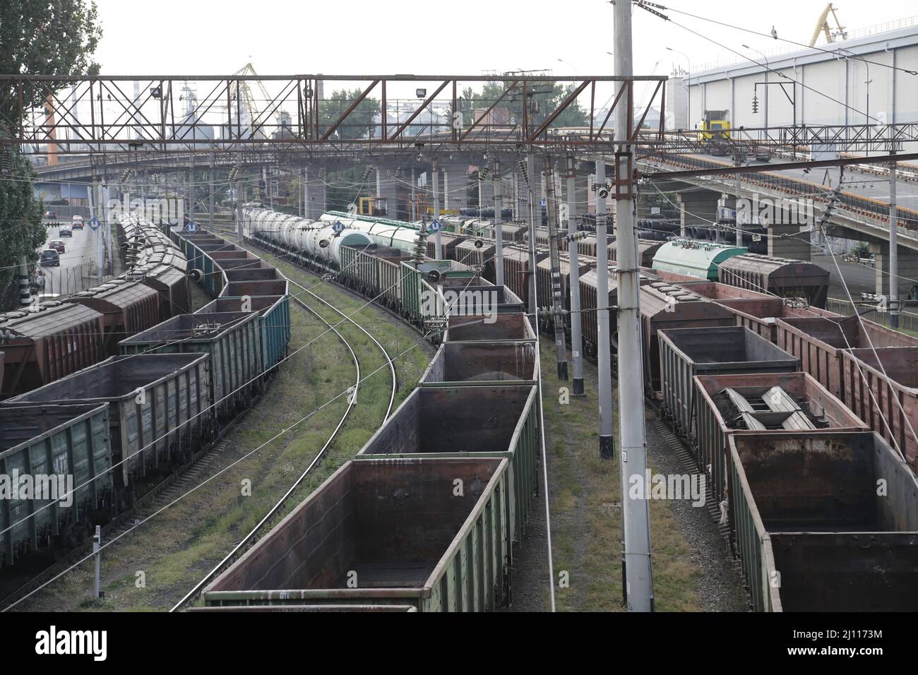 Vue sur les rangées de wagons de fret sur le chantier de shunting dans la zone portuaire d'Odessa, Ukraine. Les trains semblent être interminables jusqu'à l'horizon. Banque D'Images