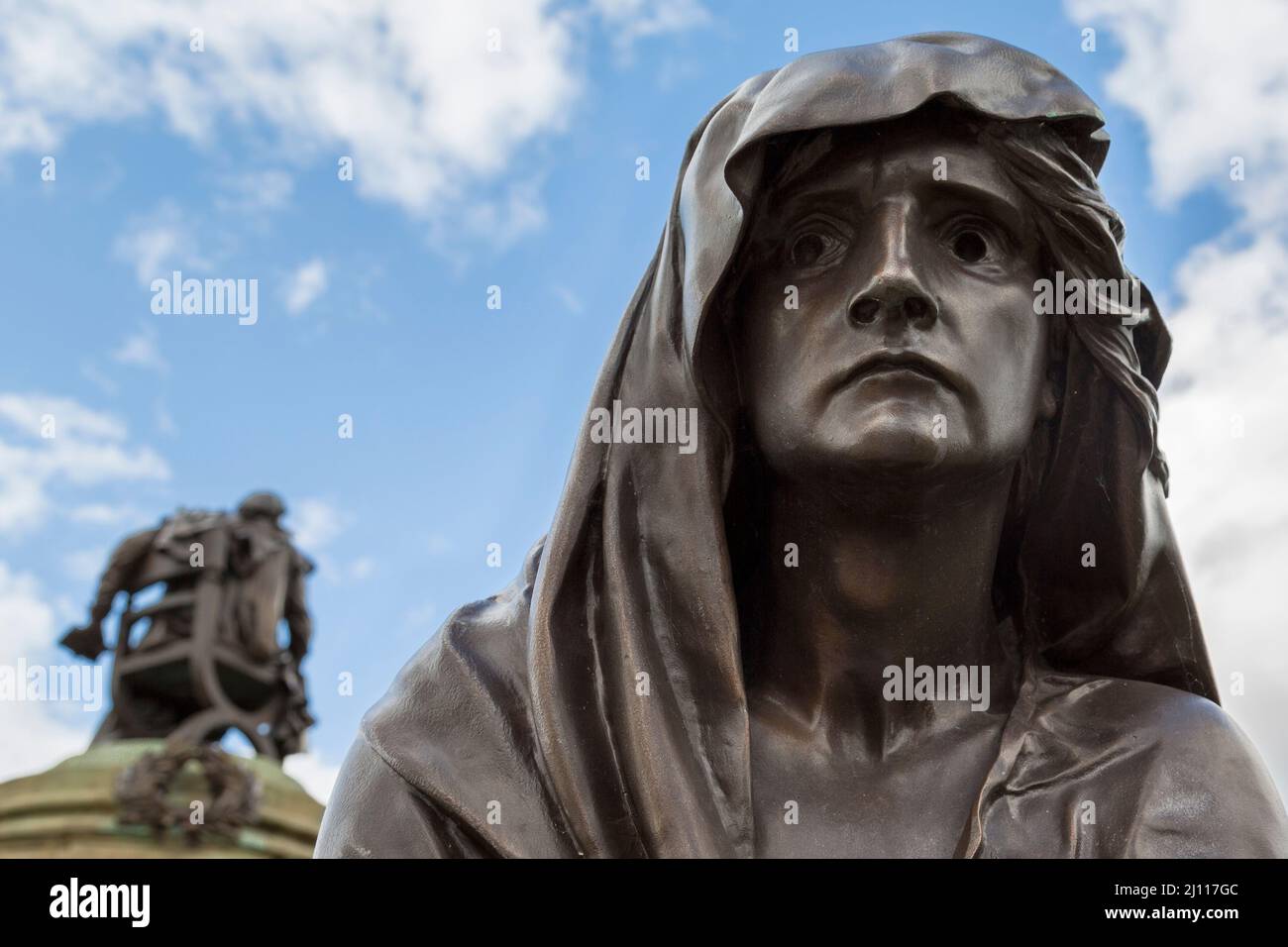 Une statue de Lady Macbeth projette un regard angoissé dramatique avec son dos tourné vers une statue de William Shakespeare à Stratford-upon-Avon, Angleterre, Royaume-Uni. Banque D'Images