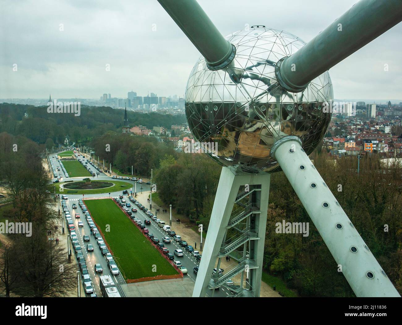 Détail de l'Atomium de Bruxelles. Bâtiment représentant un cristal de fer magnifié 165 milliards de fois. Banque D'Images