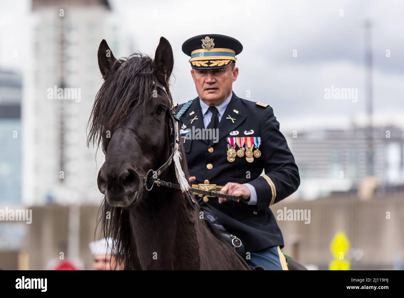 Le 20 mars 2022, le lieutenant-colonel Gerry Scott (retraité) à bord d'un cheval noir Fresian, Hercules, au South Boston St. Patrick's Day Parade. Banque D'Images