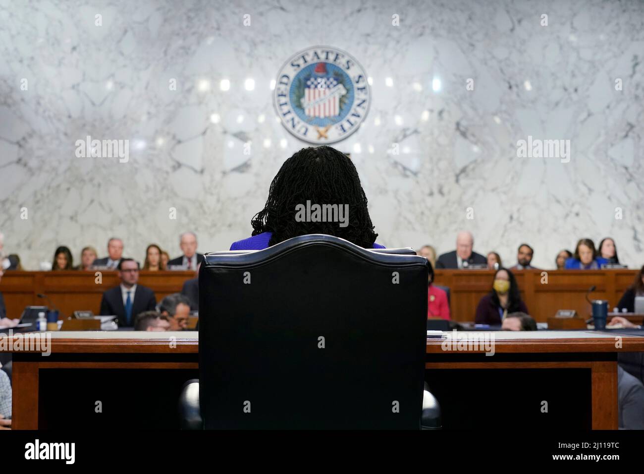 Washington, Vereinigte Staaten. 21st mars 2022. La candidate à la Cour suprême Ketanji Brown Jackson est assise lors de son audience de confirmation de la Commission judiciaire du Sénat à Capitol Hill, à Washington, le lundi 21 mars 2022. Credit: J. Scott Applewhite/Pool via CNP/dpa/Alay Live News Banque D'Images