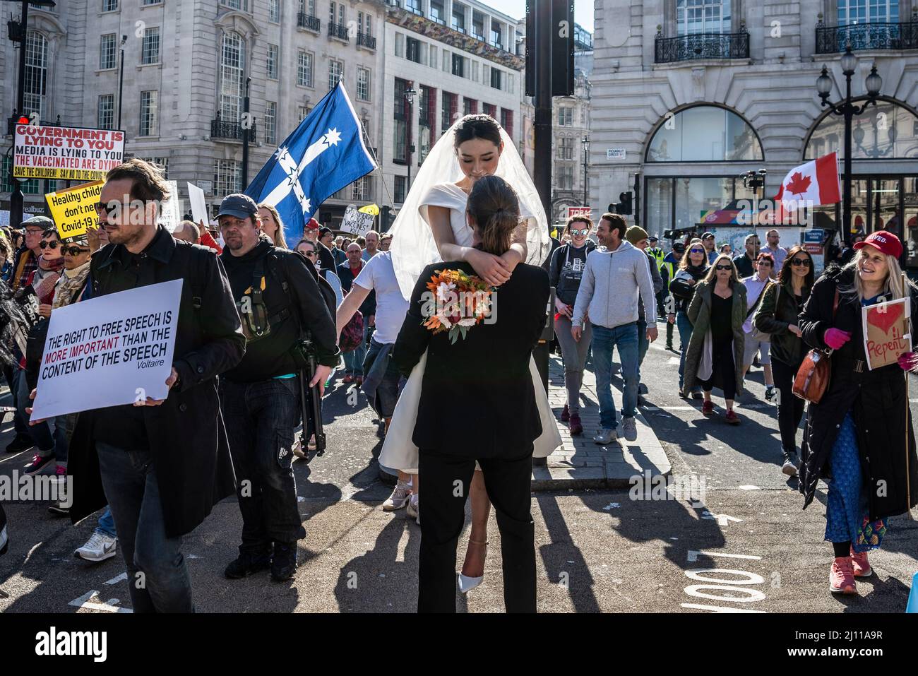 Manifestation à Westminster, Londres, Royaume-Uni, dont Covid 19 anti-vaccination, pour les manifestants pour la liberté. Passage d'une séance photo de mariage Banque D'Images