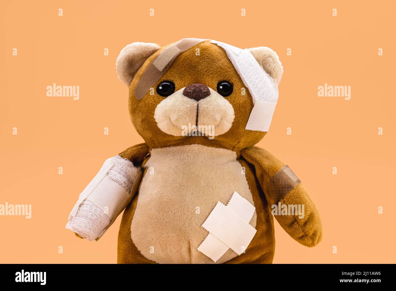 jouet pour enfants déchirés avec bandages et bandages, concept de violence d'enfance ou d'agression d'enfant Banque D'Images