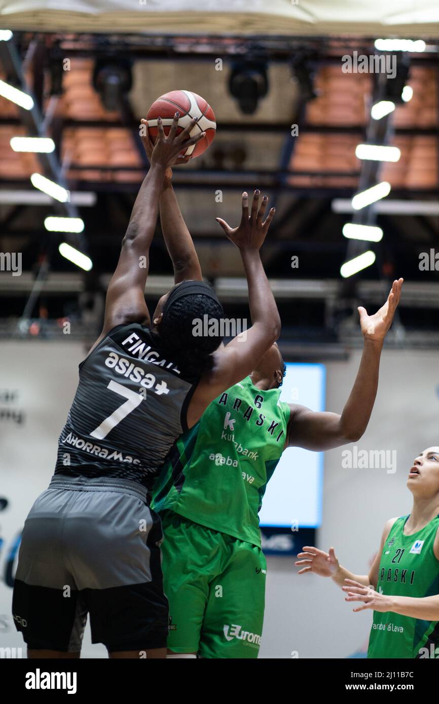 Madrid, Madrid, Espagne. 20th mars 2022. NADIA FINGALL (7) et LEIA DONGUE (6) se battent pour le ballon lors du match espagnol de Liga Femenina Endesa entre Movistar Estudiantes et Kutxabank Araski Club à l'Académie Movistar Magarinos de Madrid. (Image de crédit : © Oscar Ribas Torres/ZUMA Press Wire) Banque D'Images