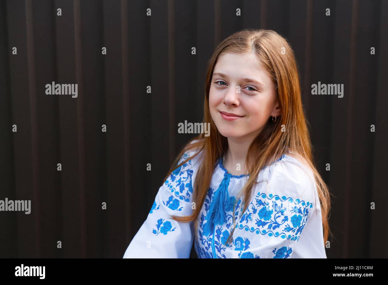 Ukraine enfant. Ukrainienne jeune fille dans vyshyvanka. Priez pour l'Ukraine. Priez pour la paix. Joyeux gamin célébrant le jour de l'indépendance. Victoire en guerre. Espoir Banque D'Images
