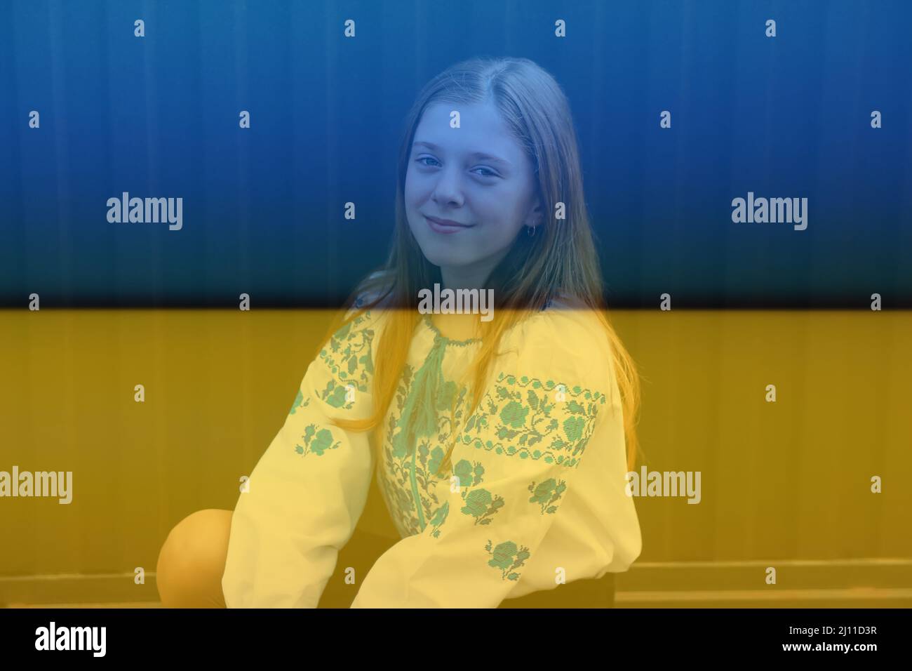 Ukraine enfant. Ukrainienne jeune fille dans vyshyvanka. Priez pour l'Ukraine. Priez pour la paix. Joyeux gamin célébrant le jour de l'indépendance. Victoire en guerre. Espoir Banque D'Images