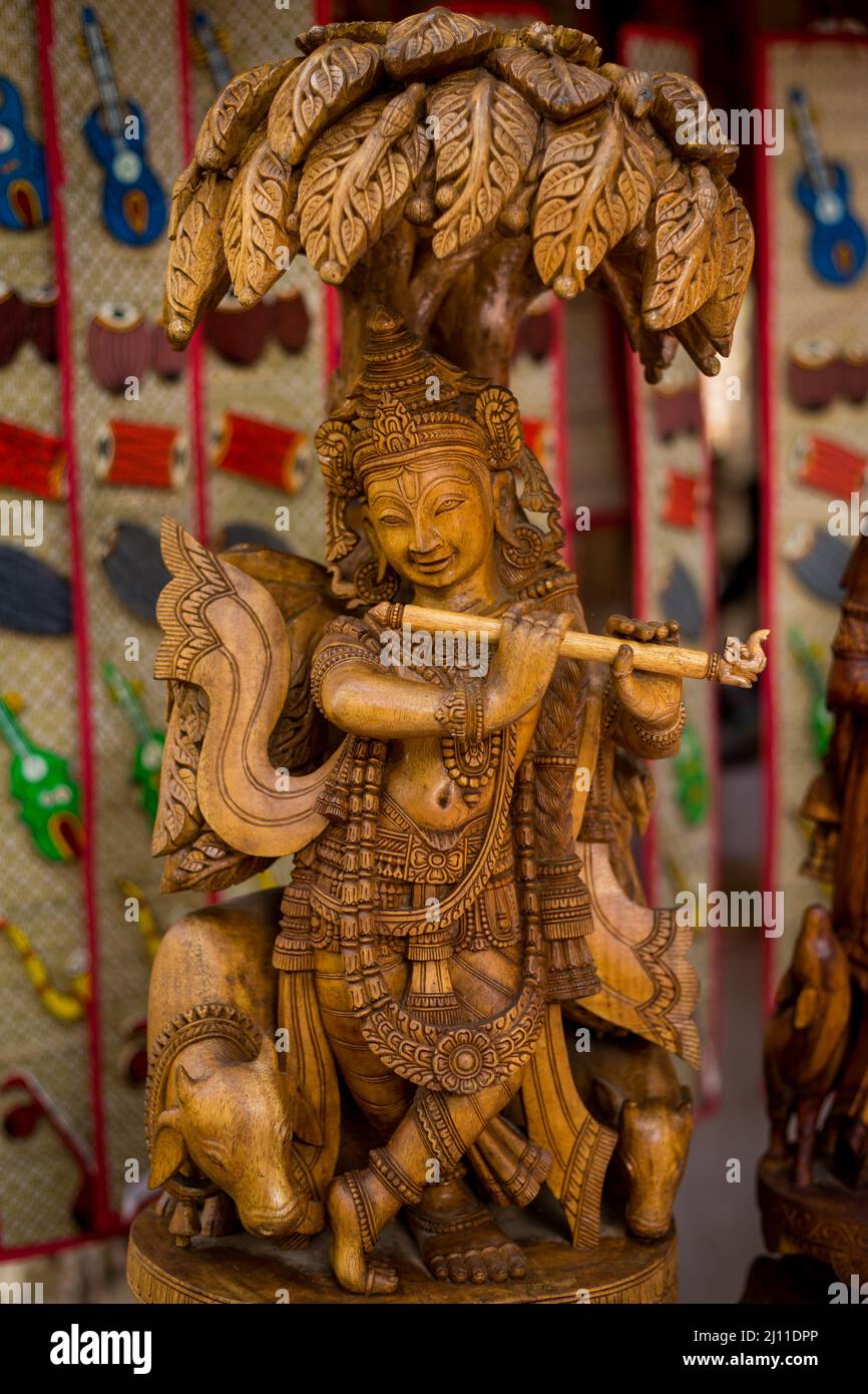 La photo verticale de la statue en bois de la déesse indienne Banque D'Images