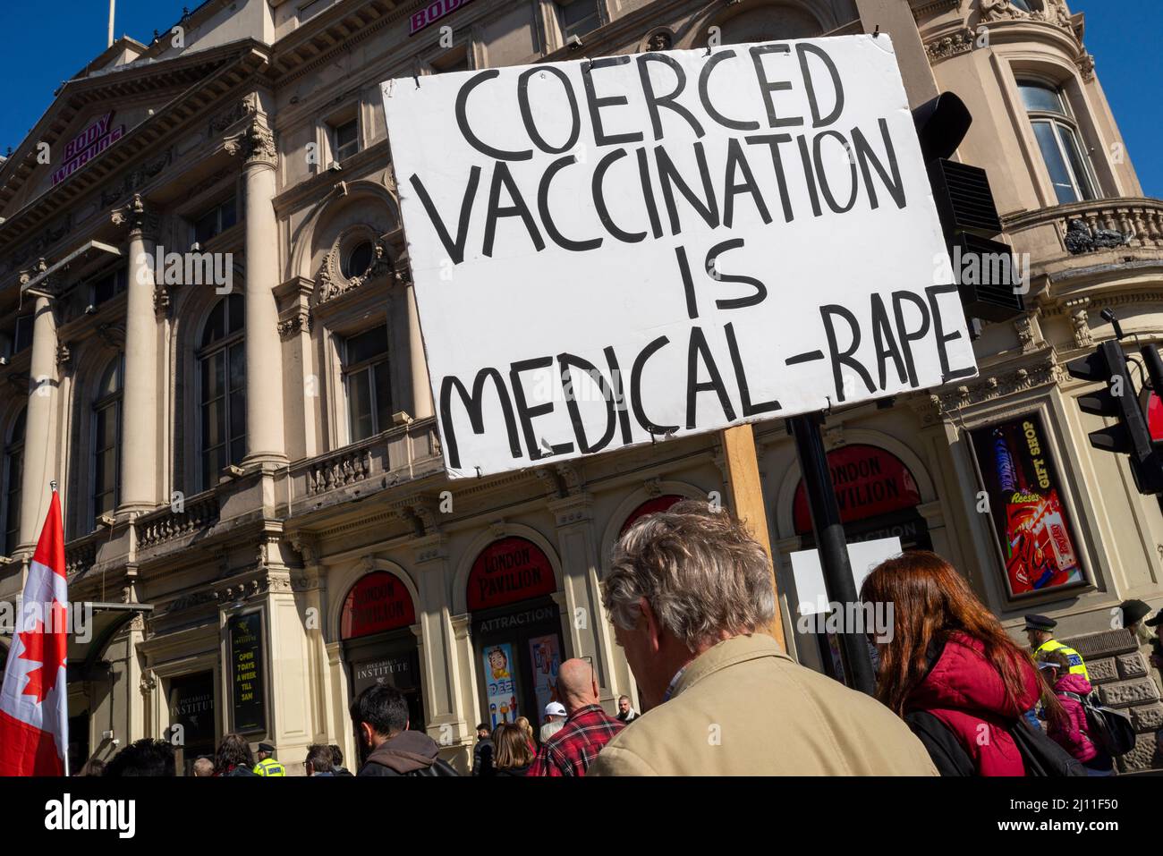 Manifestation organisée à Westminster, Londres, Royaume-Uni, dont Covid 19 anti-vaccination, aucune vaccination des enfants, pour les manifestants pour la liberté. Signe de contrainte Banque D'Images