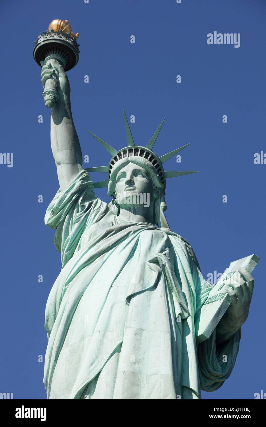 Statue de la liberté contre Deep Blue Sky Banque D'Images