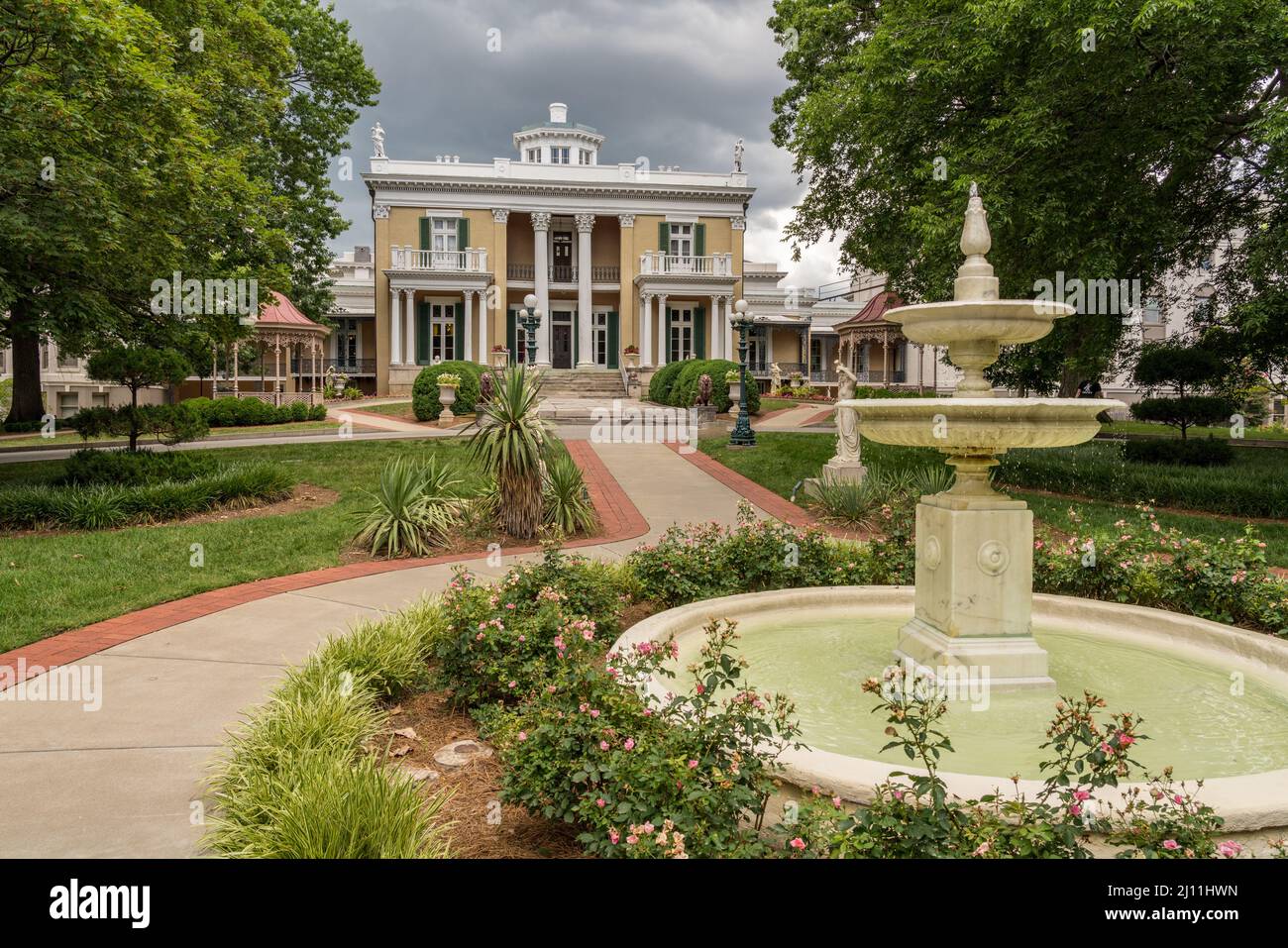 Nashville, Tennessee - 28 juin 2021 : extérieur du manoir historique de Belmont, aujourd'hui utilisé comme université d'arts libéraux à Nashville, Tennessee Banque D'Images