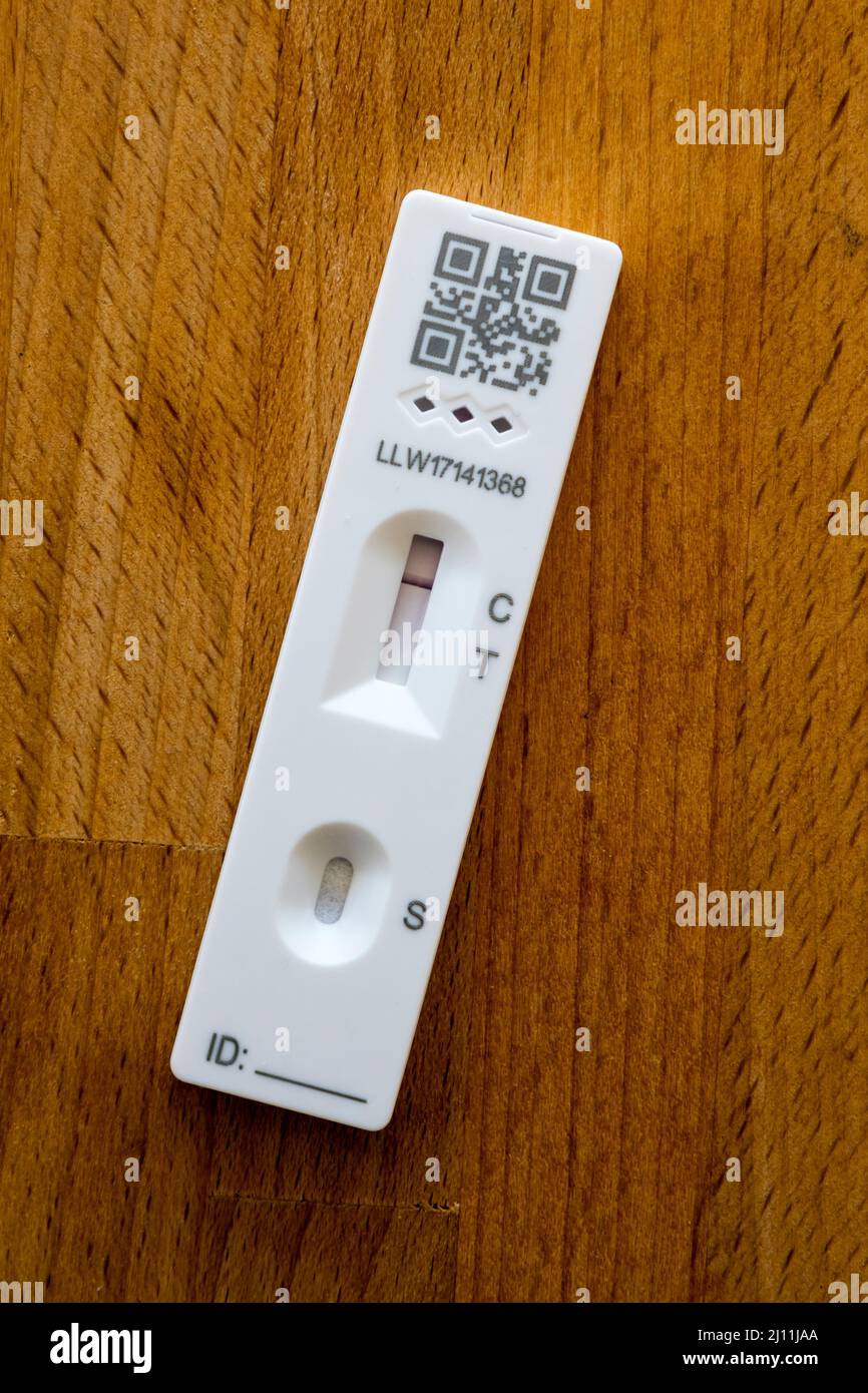 Un test de débit latéral négatif montrant qu'une personne n'a pas d'infection par le COVID-19. Banque D'Images