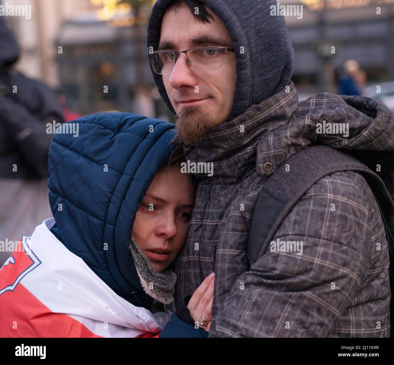 Batumi, Géorgie - 21 mars 2022 : une femme avec un homme avec le drapeau de la Biélorussie Banque D'Images