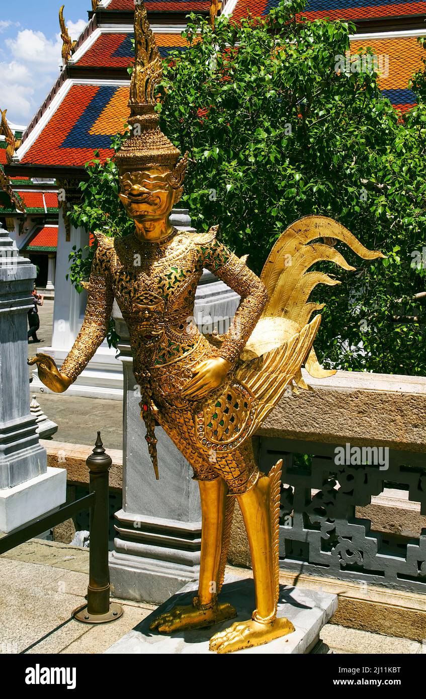 Statue d'un Kinnara, musicien céleste, en partie humain et en partie oiseau. Grand Palais; พระบรมมหาราชวัง; Temple du Bouddha d'Émeraude; Wat Phra Kaew; Bangk Banque D'Images