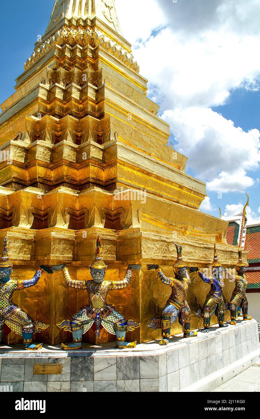 Temple d'or avec gardiens de mosaïque au Grand Palais, Temple du Bouddha d'Émeraude, Wat Phra Kaew. Bangkok, Thaïlande Banque D'Images