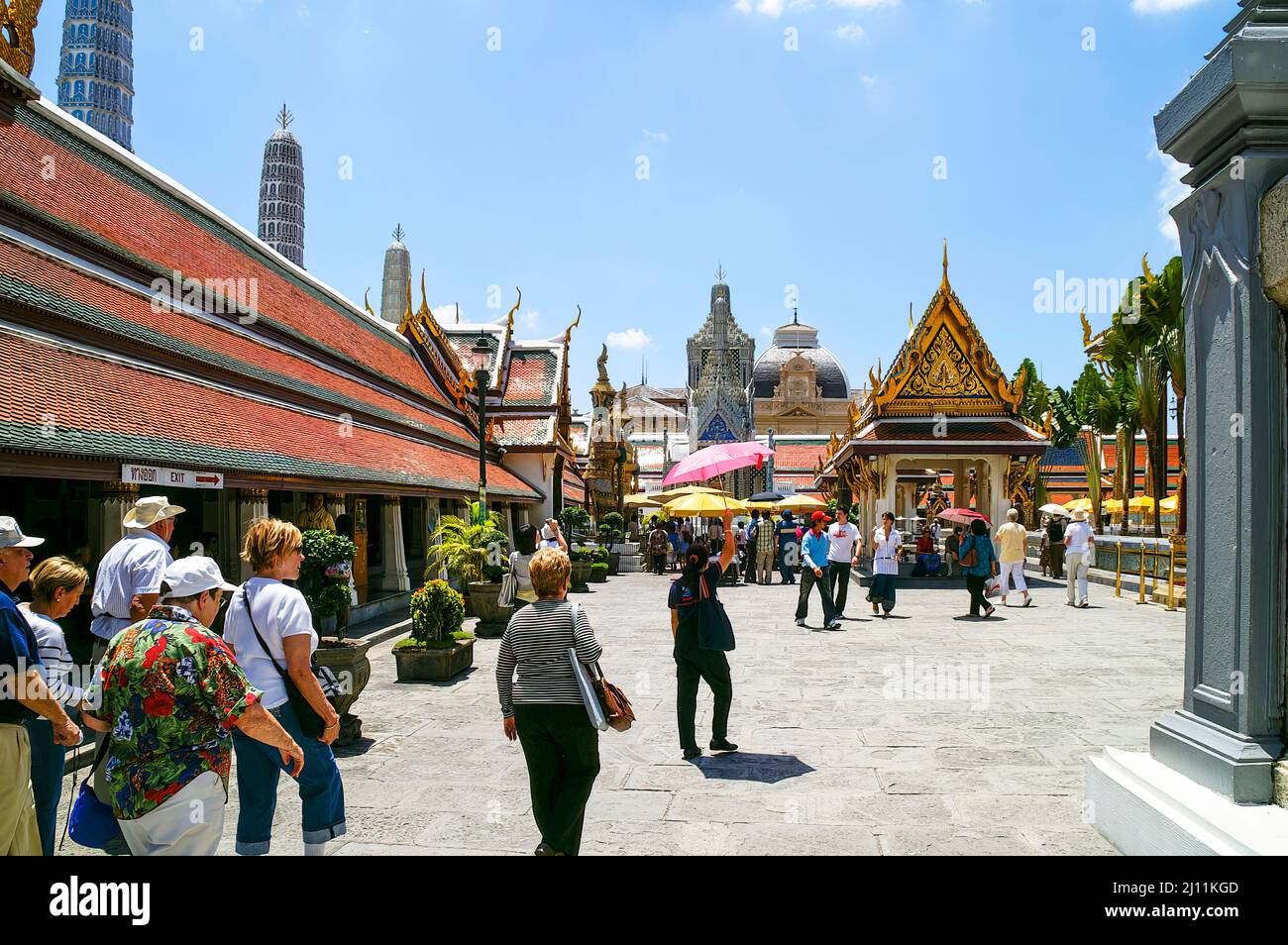 Personnes visitant le Grand Palais, Temple du Bouddha d'Émeraude, Wat Phra Kaew. Bangkok, Thaïlande. RMN Banque D'Images