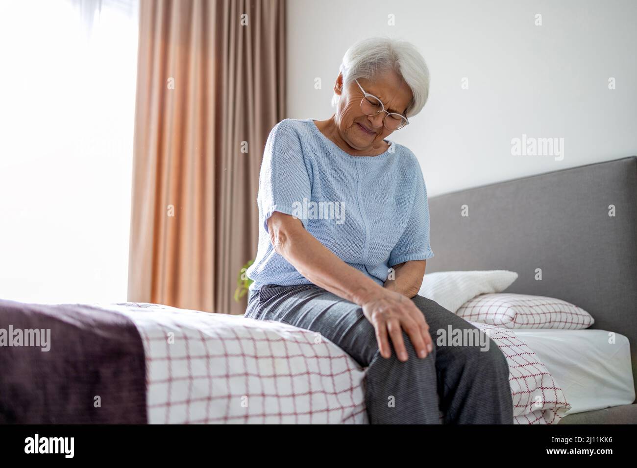 Senior woman avec douleur au genou Banque D'Images