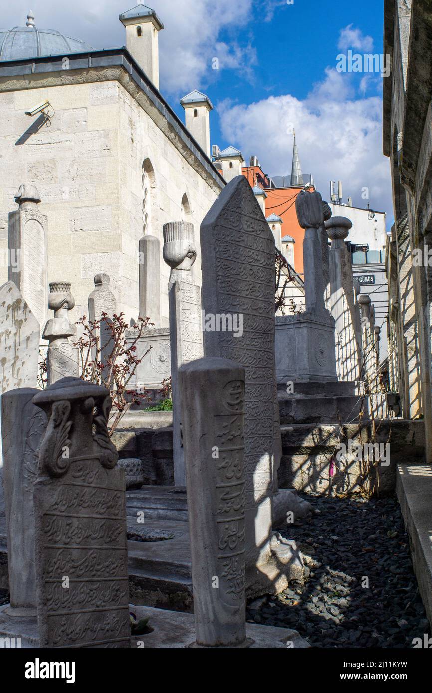 21 mars 2022 : vue sur les pierres tombales ottomanes du complexe Sinan Pasha, composé d'une madrasa et d'une tombe sur la rue Divanyolu à Fatih, Istanbul, Turquie le 23 mars 2022. Le complexe a été commandé par le Grand Vizier Grand Sinan Pasha. L'architecte était Davud Aga, successeur et étudiant de l'architecte Sinan. Selon l'inscription sur la fontaine, elle a été achevée en 1594. (Image de crédit : © Tolga Ildun/ZUMA Press Wire) Banque D'Images