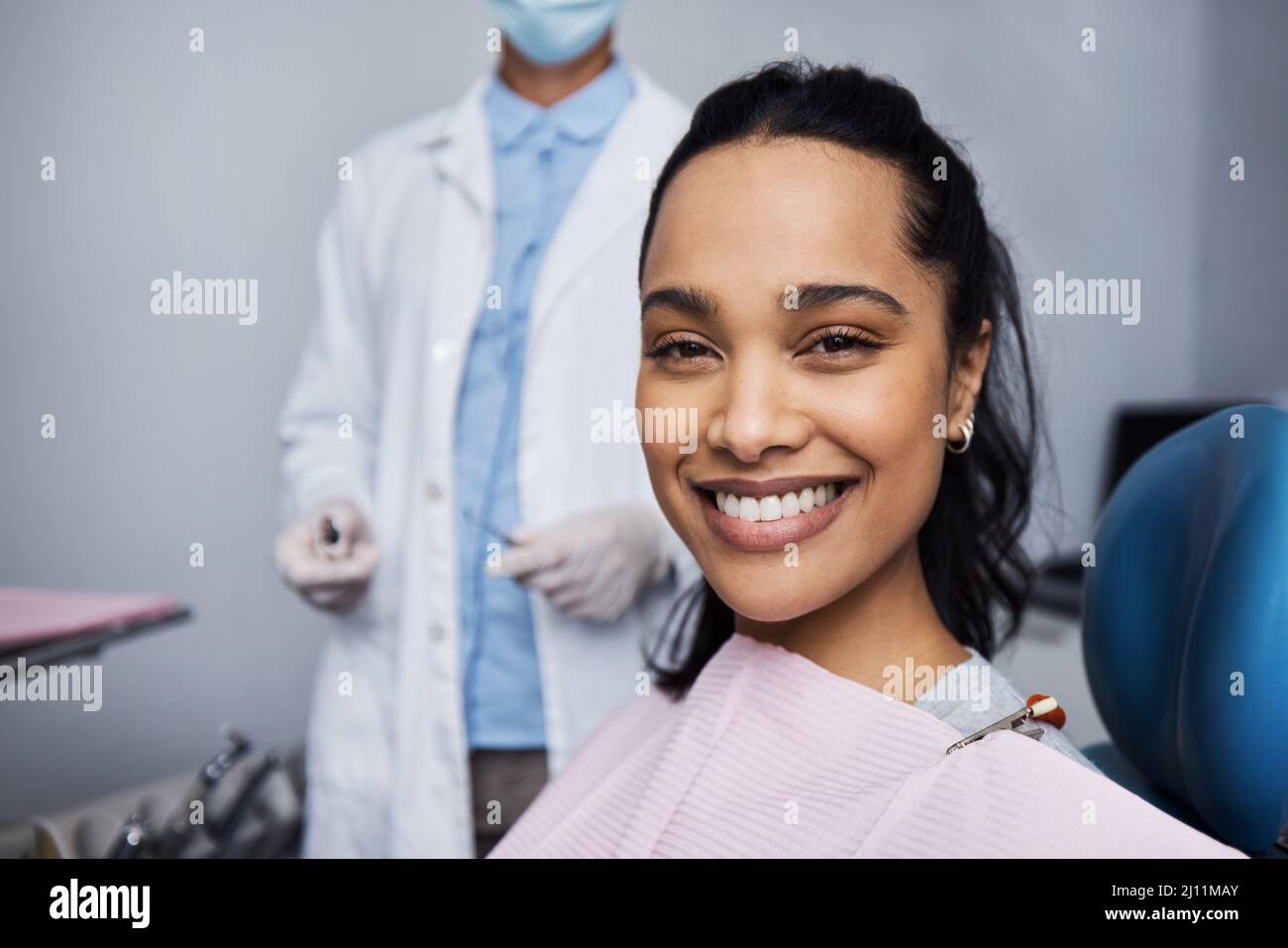 Voyez ce que la bonne santé dentaire peut faire pour votre sourire. Portrait d'une jeune femme ayant fait du travail dentaire sur ses dents. Banque D'Images