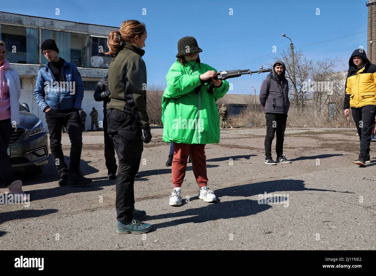 Non exclusif: ODESA, UKRAINE - 21 MARS 2022 - les participants sont enseignés à manipuler des armes lors d'un cours de formation civile sur les armes à feu, Odesa, dans le sud Banque D'Images