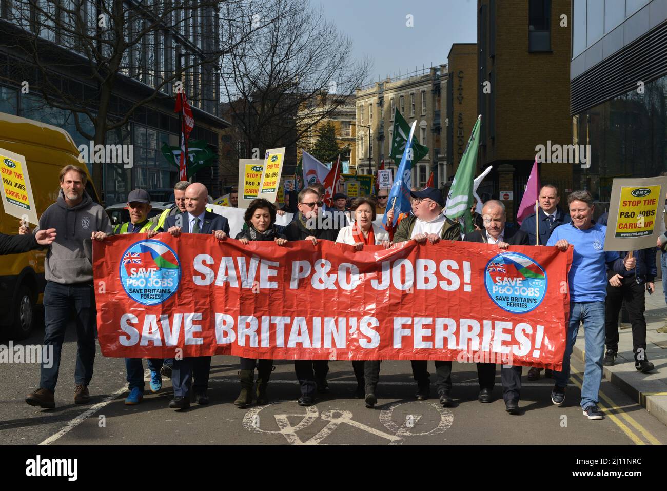 Londres, Royaume-Uni. 21st mars 2022. Les démonstrateurs tiennent des écriteaux et une bannière indiquant « Enregistrer les emplois P&O! Sauve Britain's Ferries' pendant le rallye. Le syndicat RMT proteste en solidarité avec les employés des traversiers maritimes et contre les suppressions d'emplois P&O. Les manifestants se sont rassemblés devant les bureaux de DP World sur Palace Street, et ont défilé dans la cour du Vieux Palais devant le Parlement. (Photo de Thomas Krych/SOPA Images/Sipa USA) crédit: SIPA USA/Alay Live News Banque D'Images