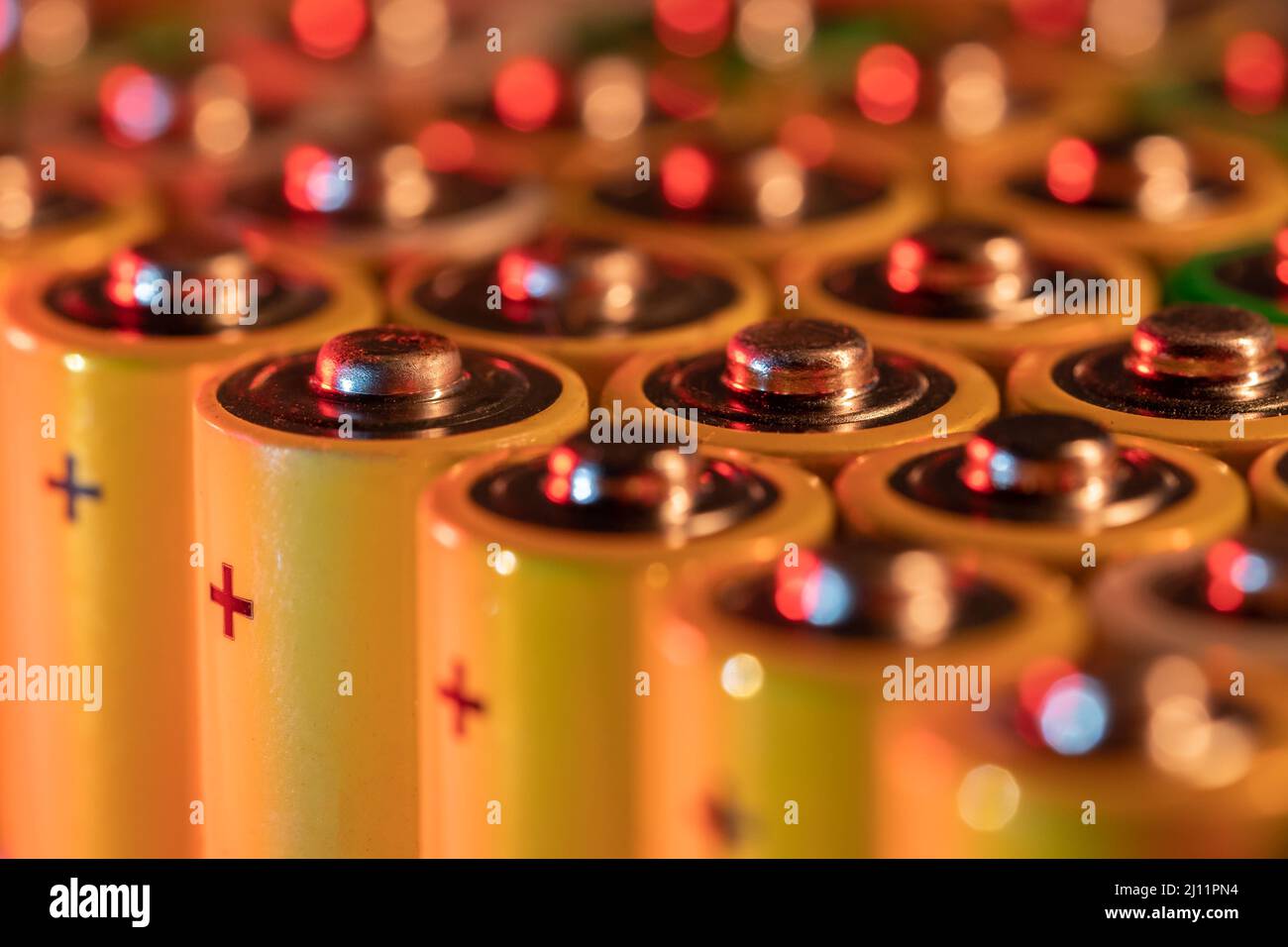 Gros plan des extrémités positives des piles déchargées, tailles AA, prise de vue macro, mise au point sélective. Batterie usagée Banque D'Images