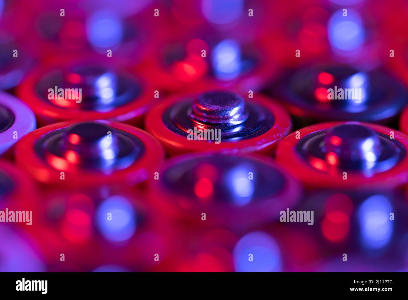 Gros plan des extrémités positives des piles déchargées, tailles AA, prise de vue macro, mise au point sélective. Batterie usagée Banque D'Images