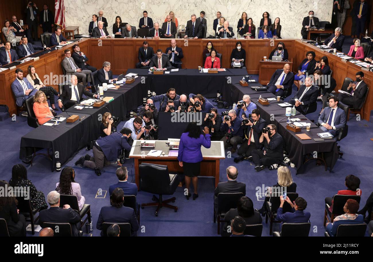 WASHINGTON, DC - 21 MARS : le juge Ketanji Brown Jackson, nommé à la Cour suprême des États-Unis, est assermenté lors de son audience de confirmation devant la Commission judiciaire du Sénat dans l'édifice Hart du Bureau du Sénat à Capitol Hill, le 21 mars 2022 à Washington, DC. Le juge Ketanji Brown Jackson, choisi par le président Joe Biden pour remplacer le juge sortant Stephen Breyer à la Cour suprême des États-Unis, entamera quatre jours d'audiences de nomination devant la Commission judiciaire du Sénat. Si le Sénat le confirme, le juge Jackson deviendra la première femme noire à siéger à la Cour suprême. Crédit : gagnez McNamee/Pool via CN Banque D'Images