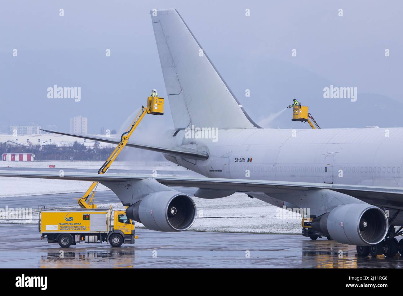 Antigivrage en cours dans un Boeing 747 de l'aéroport de Graz en Autriche par temps froid Banque D'Images