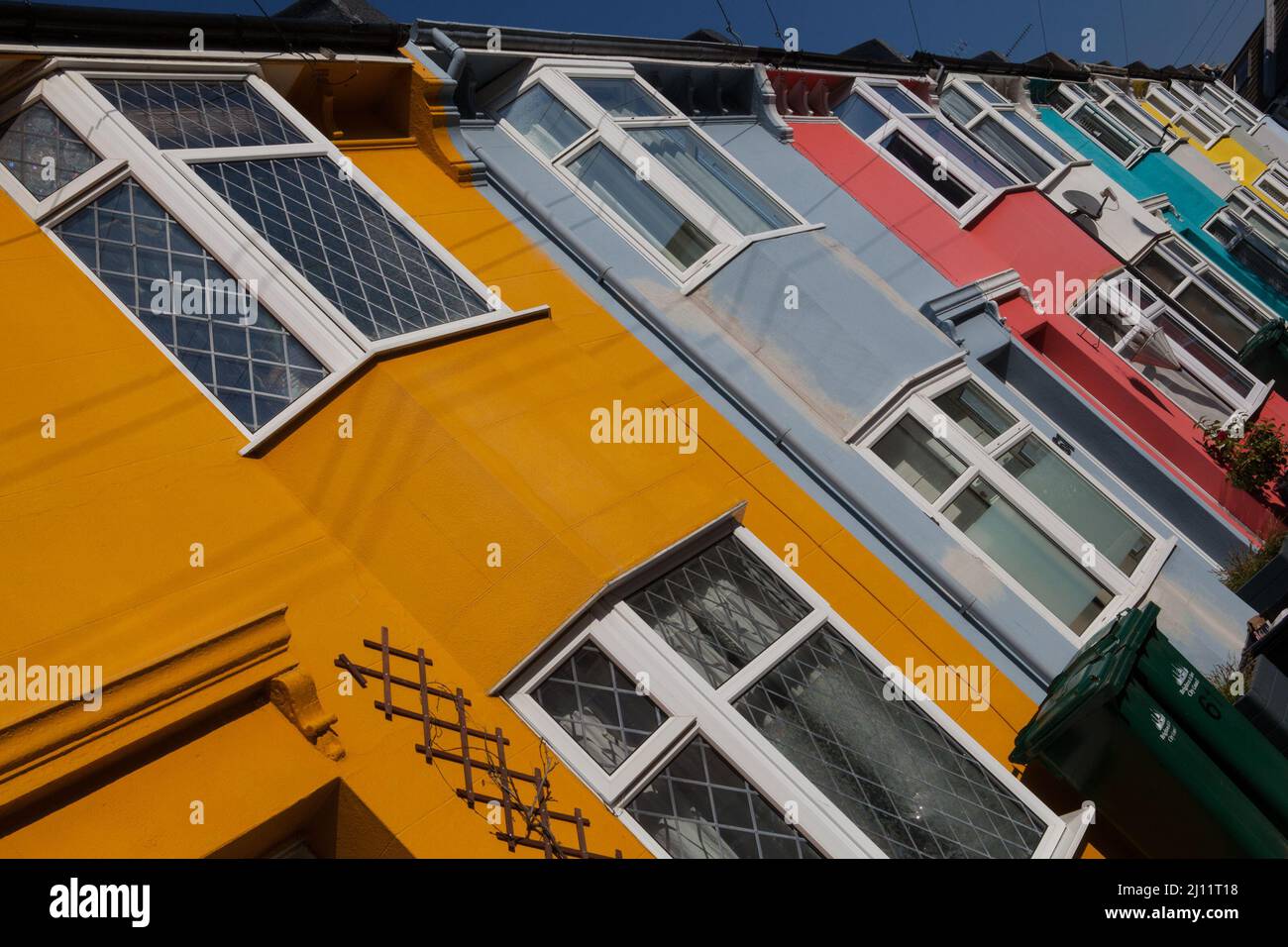 Une terrasse de maisons aux couleurs vives à Brighton, Royaume-Uni Banque D'Images