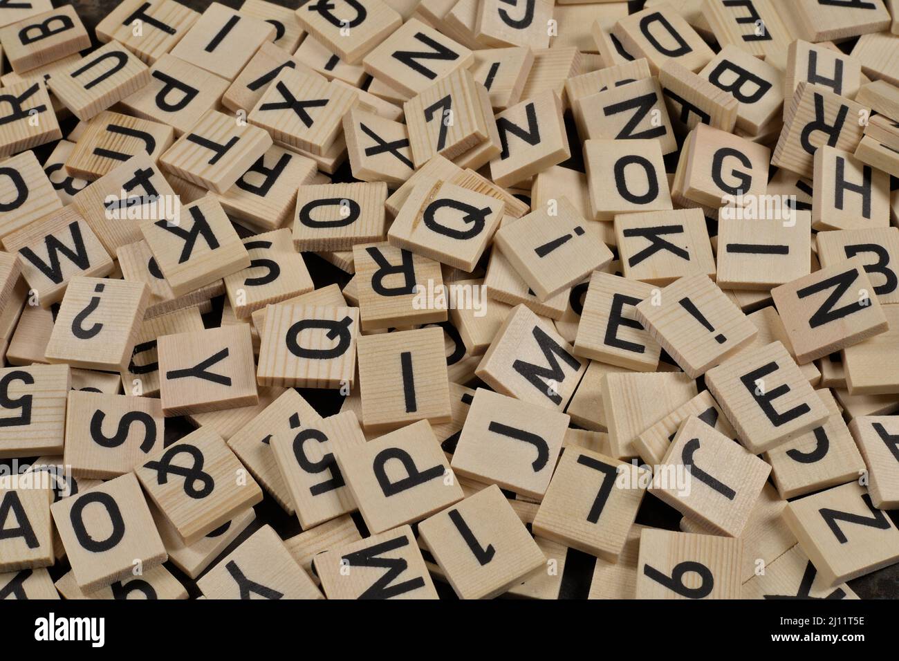 pile de tuiles en bois avec lettres et caractères latins Banque D'Images