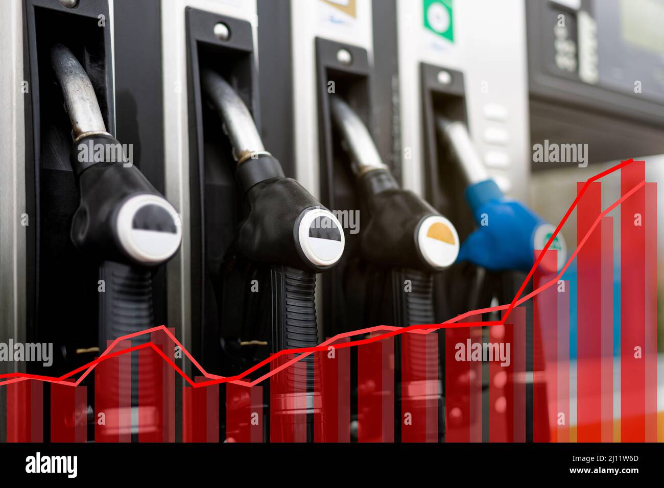 Gros plan d'un distributeur de gaz à une station-service. Graphique statistique de couleur rouge inséré dans l'image. Notion d'augmentation des prix dans le secteur du carburant. Banque D'Images
