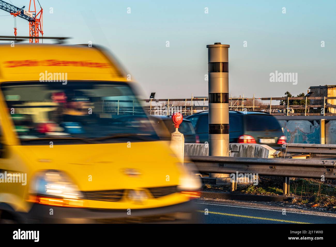 Caméra de vitesse, surveillance radar de la vitesse, sur l'autoroute A40, sur le pont Neuenkamp Rhin, Duisburg, NRW, Allemagne, caméra de vitesse, surveillance de la vitesse radar Banque D'Images