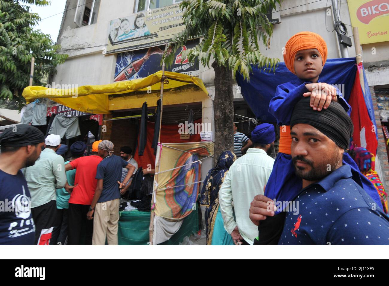 Les gens assistent au Hola Mohalla Color Festival à Anandpur Saheb Punjabi, en Inde, le 18 mars 2022. Hola Mohalla est un festival sikh célébré dans le mois de Phalguna, un jour après Holi. (Photo de Ravi Batra/Sipa USA) crédit: SIPA USA/Alay Live News Banque D'Images