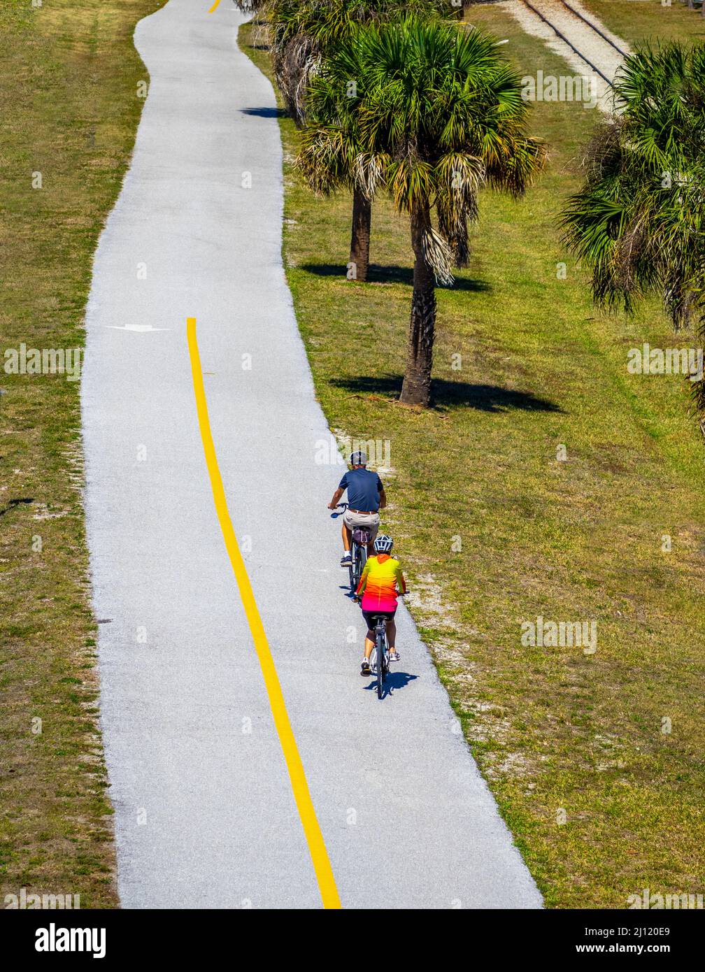 Deux cyclistes sur les pistes Legacy Trail et Venetian Waterway Trail à Venise, Floride, États-Unis Banque D'Images