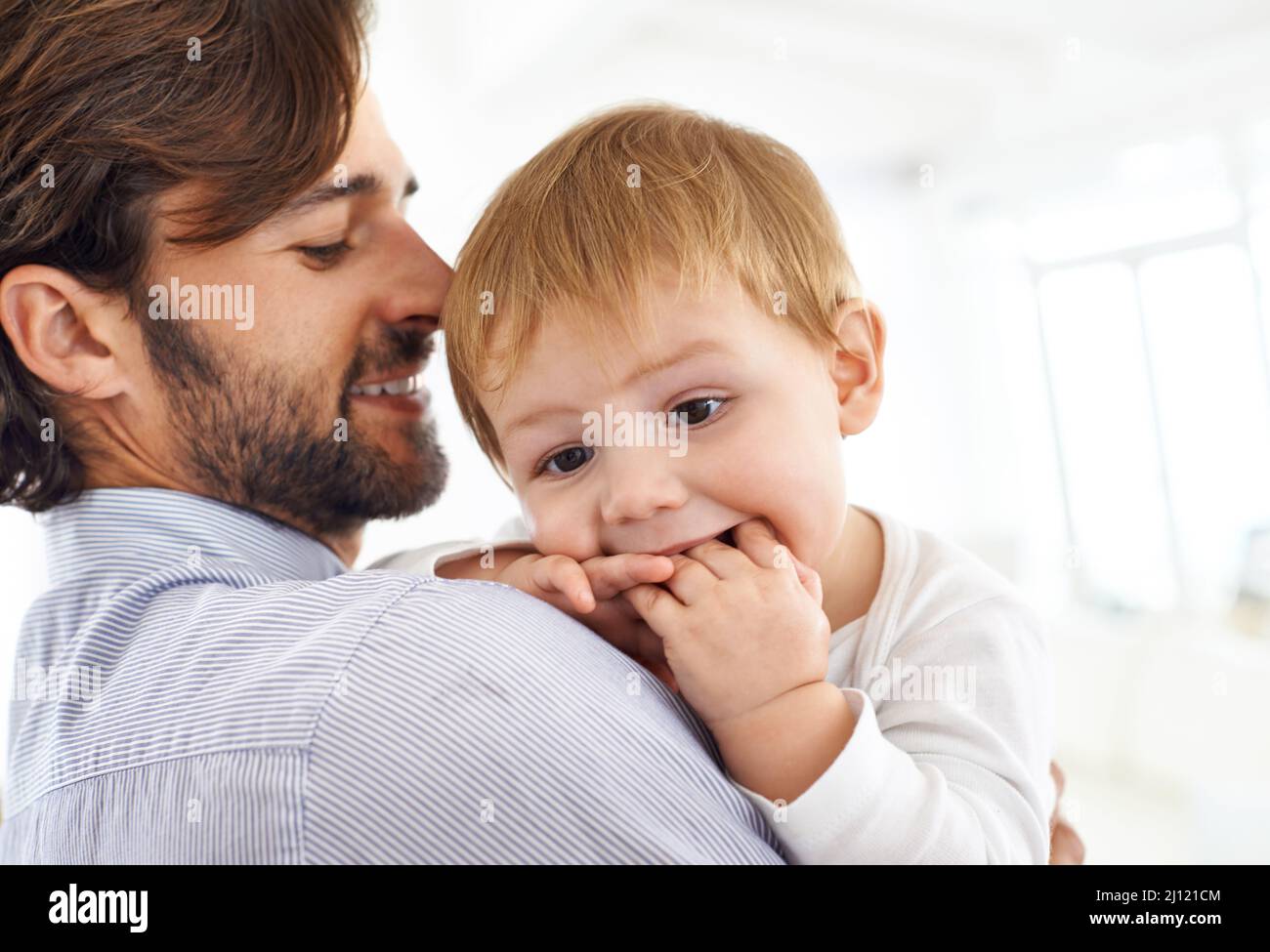 Avez-vous faim mon garçon. Prise de vue d'un jeune père passant du temps avec son bébé garçon. Banque D'Images