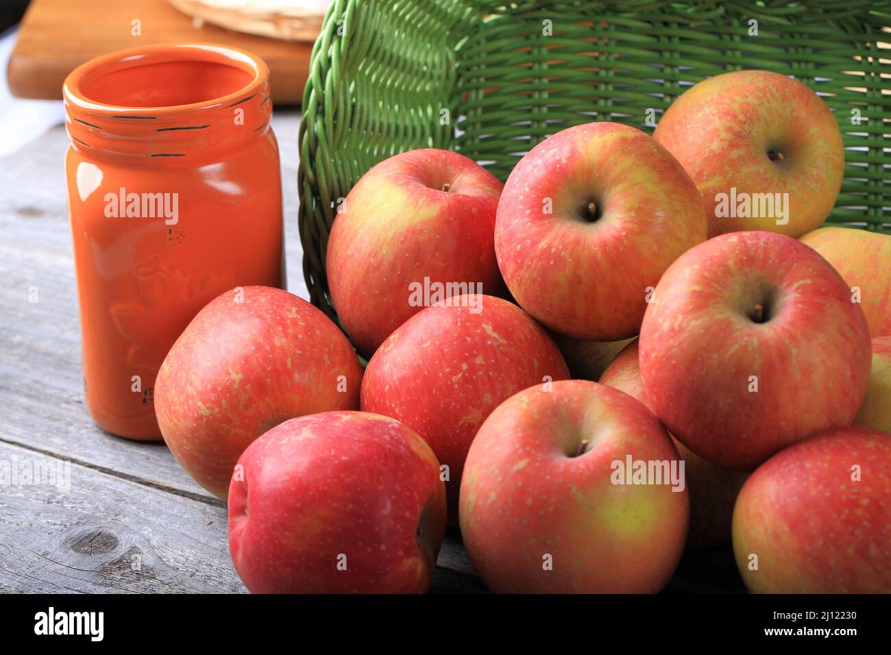 Pommes biologiques sur fond de bois Banque D'Images