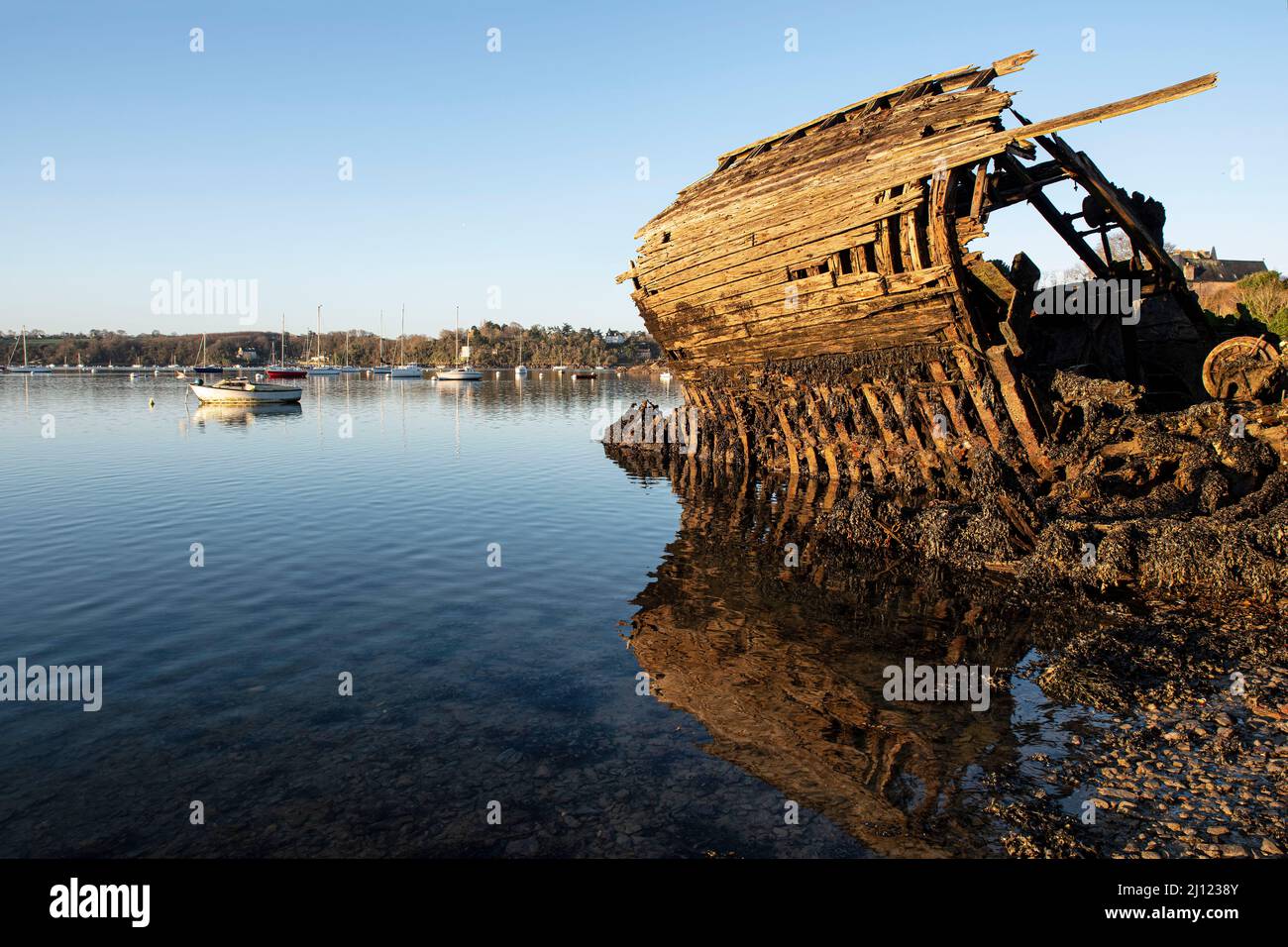 pave D un Vieux Bateau Sur Une Plage En Bretagne France Photo Stock pave-d-un-vieux-bateau-sur-une-plage-en-bretagne-france-photo-stock