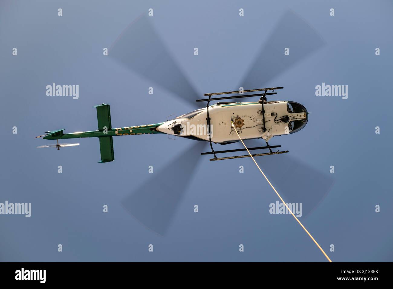 Les membres de la Garde côtière ont organisé une journée interagences avec des partenaires locaux de l'application de la loi à la station aérienne de la Garde côtière de San Francisco, le 18 mars 2022. Les participants ont discuté des opérations de recherche et de sauvetage et les équipages d'hélicoptères Sonoma Sheriff ont mené une démonstration de levage. (U. S. Coast Guard photo par Petty Officer 2nd classe Brandon Giles/publié) Banque D'Images