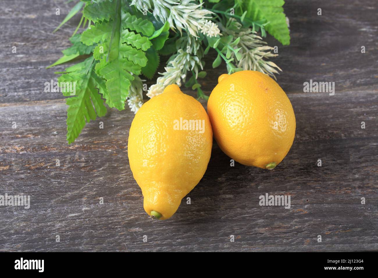 Citrons biologiques sur fond de bois Banque D'Images