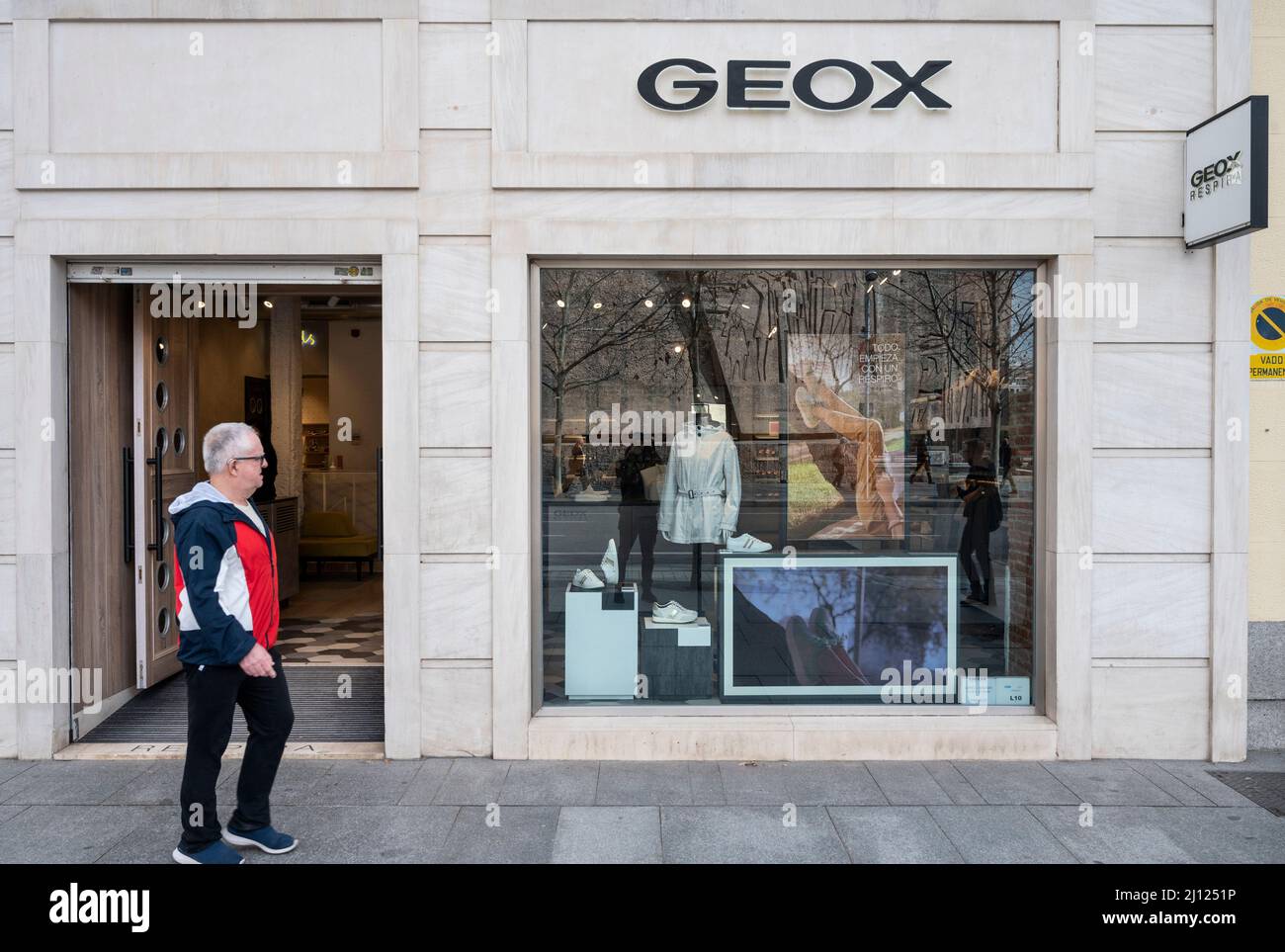 Des piétons marchent devant le magasin Geox de la marque italienne de  chaussures en Espagne Photo Stock - Alamy