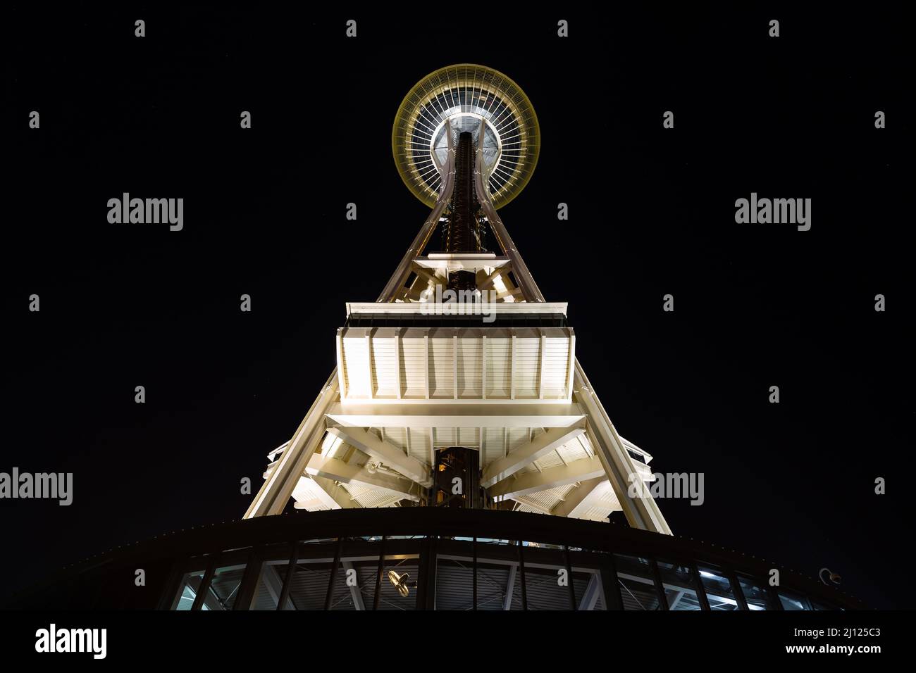La Space Needle à Seattle, Washington base vue vers le haut de la tour la nuit Banque D'Images