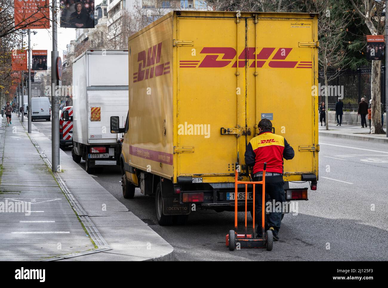 Madrid, Espagne. 24th févr. 2022. La société allemande de courrier express DHL Courier prépare des colis à l'intérieur du camion de livraison stationné dans la rue en Espagne. (Photo de Xavi Lopez/SOPA Images/Sipa USA) crédit: SIPA USA/Alay Live News Banque D'Images