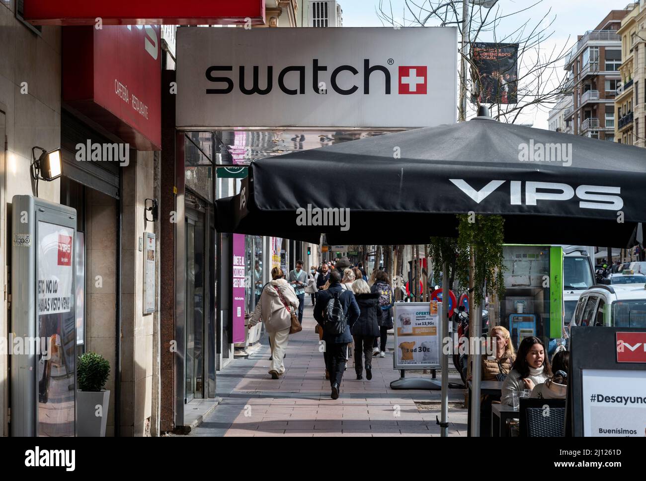 Madrid, Espagne. 24th févr. 2022. Des piétons marchent devant le magasin  Swatch de la marque multinationale suisse à Hong Kong. (Image de crédit : ©  Xavi Lopez/SOPA Images via ZUMA Press Wire