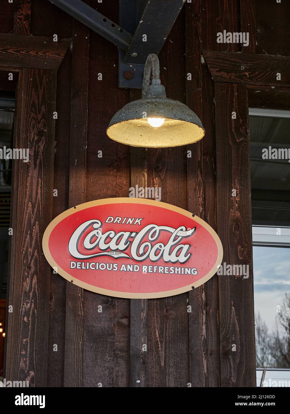 Vieux panneau publicitaire Coca-Cola antique ou vintage empilé sur le côté d'un bâtiment dans l'Alabama rural. Banque D'Images