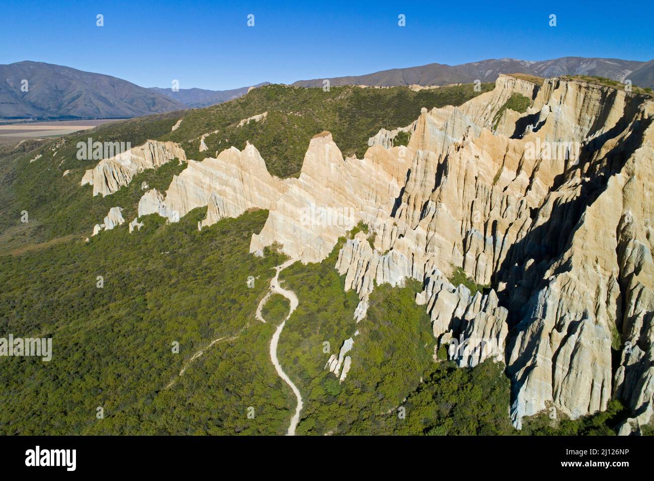 Cliffs d'argile, près d'Omarama, Otago Nord, Île du Sud, Nouvelle-Zélande - drone aérien Banque D'Images